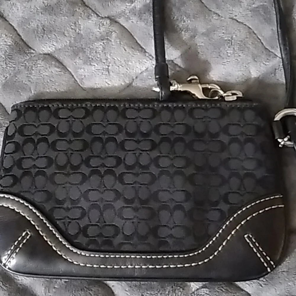 🔇 Sale $10 Coach Wristlet - Picture 5 of 7